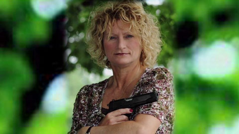 Sandra-Ferris---with-gun